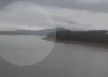 Vídeo: helicóptero com quatro passageiros cai no Lago de Furnas, em Capitólio