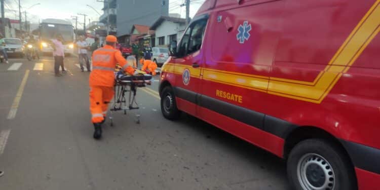 Avó e neta são atropeladas por motociclista inabilitado na Avenida Amazonas