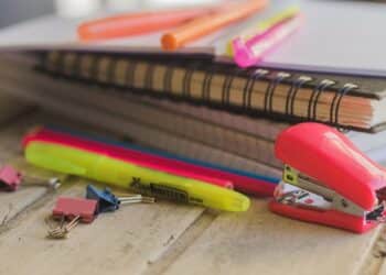 Procon Araxá realiza pesquisa de preços para lista de compra de material escolar 2024