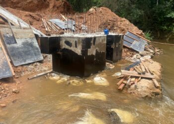 Construção de nova ponte sobre o Ribeirão Pirapetinga entra na fase de sustentação da estrutura