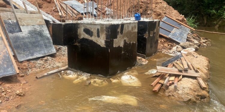 Construção de nova ponte sobre o Ribeirão Pirapetinga entra na fase de sustentação da estrutura