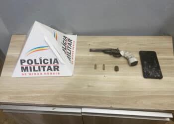 Homem quebra celular e joga arma em telhado de residência durante ação policial
