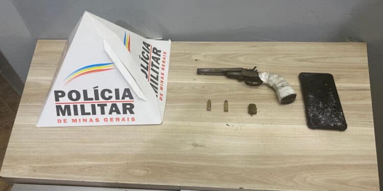 Homem quebra celular e joga arma em telhado de residência durante ação policial