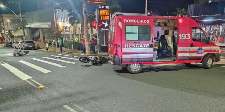 Colisão entre motocicletas deixa quatro pessoas feridas na Avenida Senador Montandon