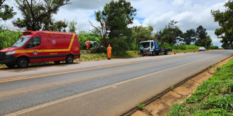 Idoso de 63 anos morre em capotamento na BR-452