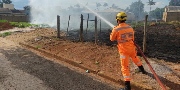 Incêndio atinge seis lotes vagos no bairro Parque das Flores