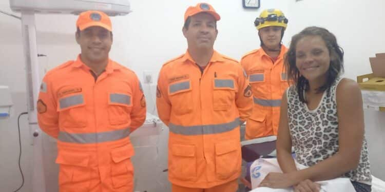Mulher entra em trabalho de parto e bebê nasce dentro da viatura dos bombeiros em Araxá