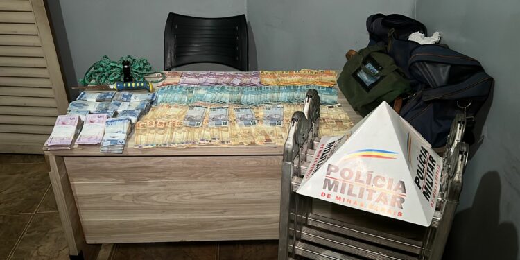 Assaltantes são presos em flagrante dentro de farmácia após roubarem malote de 20 mil reais