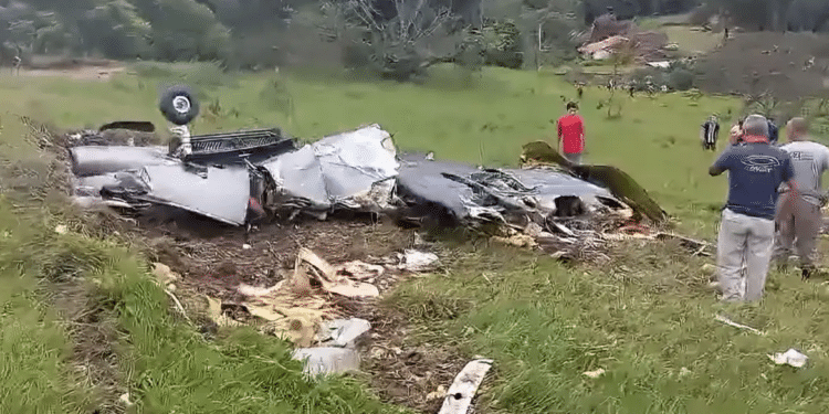 Avião cai em Minas Gerais e deixa sete mortos