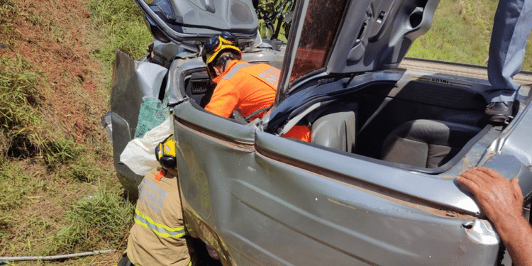 Homem fica ferido após caminhonete que conduzia capotar na MG-428