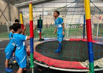 Futebol, brincadeiras e diversão marcam a confraternização de fim de ano para alunos do projeto Lobinho Transformando Vidas