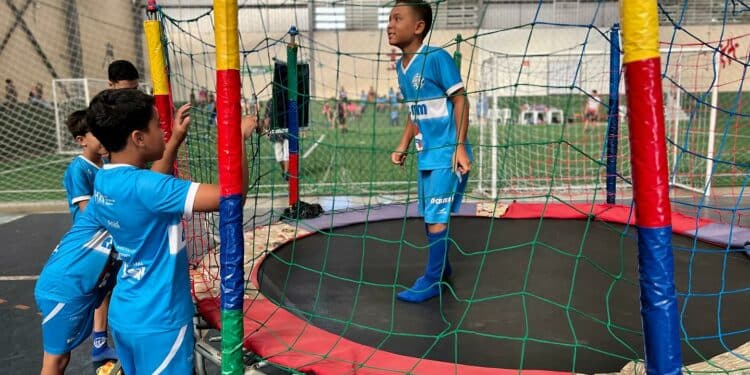 Futebol, brincadeiras e diversão marcam a confraternização de fim de ano para alunos do projeto Lobinho Transformando Vidas