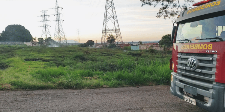 Incêndio próximo a rede de alta tensão da Cemig é registrado no bairro Fertiza