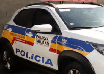 Homem agride companheira após cachorro comer notas de dinheiro do tráfico de drogas