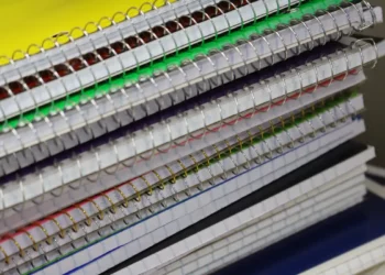 Preços de materiais escolares têm variações de mais de 600% em sites