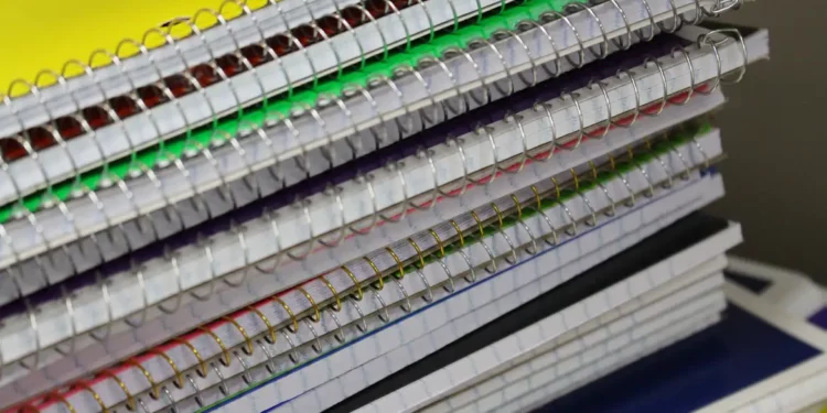 Preços de materiais escolares têm variações de mais de 600% em sites