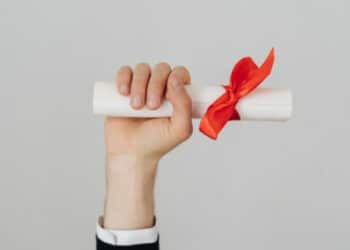 Polícia realiza mandado de busca e apreensão contra homem que portava diplomas falsos em Araxá