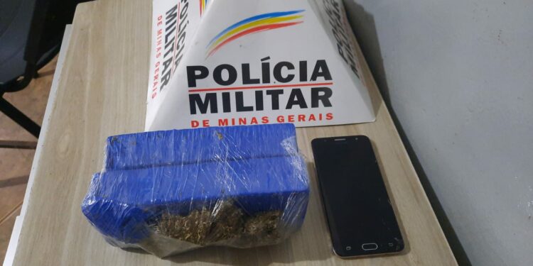Patrulhamento no bairro Vila Silvéria termina com dois jovens presos por tráfico de drogas