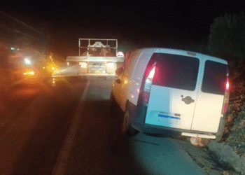 Motorista morre após carro colidir em traseira de caminhão na BR-452