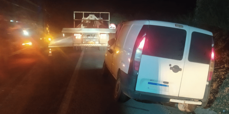 Motorista morre após carro colidir em traseira de caminhão na BR-452