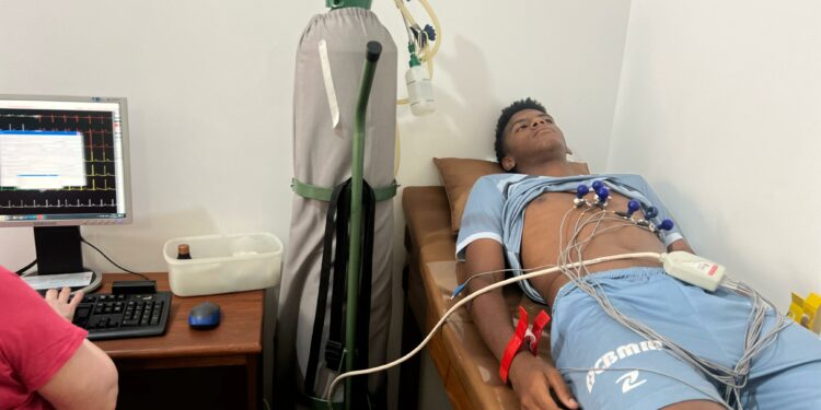 Atletas das categorias de base do Dínamo realizam exame de eletrocardiograma