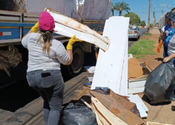 Mutirão Contra a Dengue retira mais de dois caminhões de entulhos no bairro Alvorada