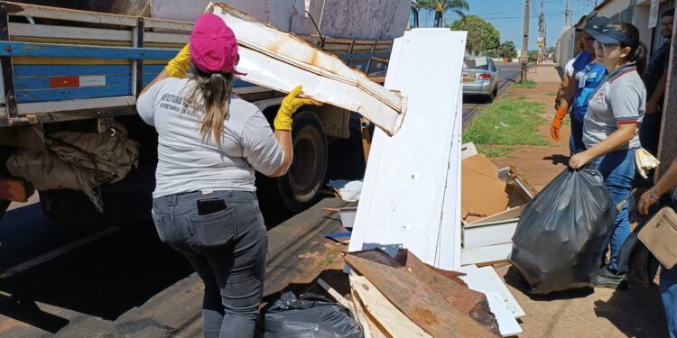 Mutirão Contra a Dengue retira mais de dois caminhões de entulhos no bairro Alvorada