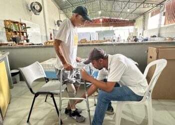 Pacientes recebem equipamentos sob medida por meio da Oficina Ortopédica Itinerante