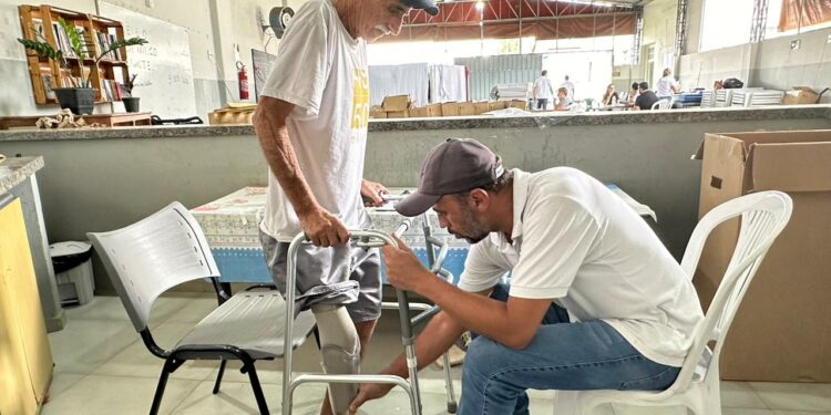 Pacientes recebem equipamentos sob medida por meio da Oficina Ortopédica Itinerante