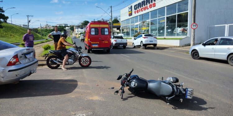 Motociclista de 26 anos fica ferida colisão com carro de passeio na avenida Dâmaso Drummond