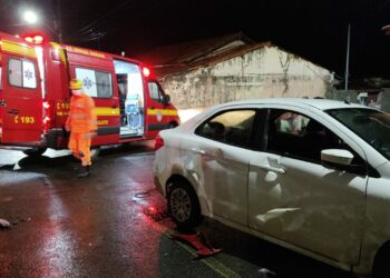 Motociclista e garupa ficam feridos após colisão com carro no bairro Salomão Drummond