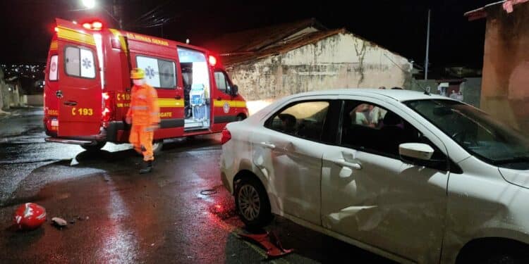 Motociclista e garupa ficam feridos após colisão com carro no bairro Salomão Drummond
