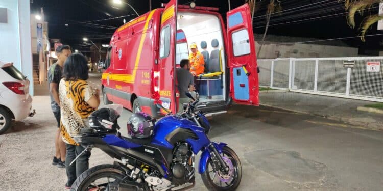 Acidente entre carro e moto deixa homem ferido na avenida Antônio Carlos