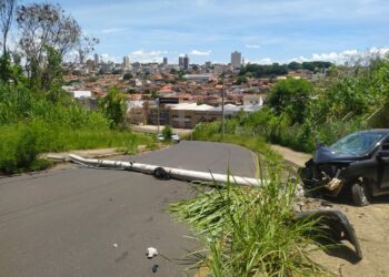 Mulheres ficam feridas após carro bater em poste no bairro Morada do Sol