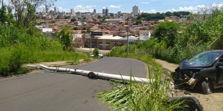 Mulheres ficam feridas após carro bater em poste no bairro Morada do Sol