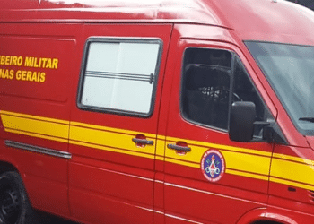 Mulher e criança de 1 ano ficam feridas após carro bater em portão na rua Uberaba