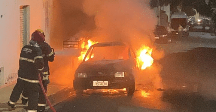 Homem coloca fogo em carro após desavenças com parente em Araxá