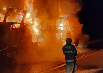 Ônibus de viagem, que transportava 25 passageiros, pega fogo na BR-262 próximo a Araxá