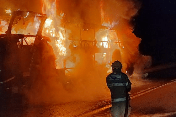 Ônibus de viagem, que transportava 25 passageiros, pega fogo na BR-262 próximo a Araxá