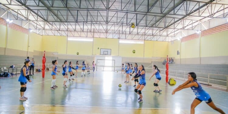 Projeto Meninas de Ouro abre vagas para turmas de vôlei em Araxá