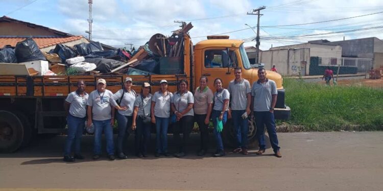 Mutirão de Limpeza contra a Dengue retira dois caminhões de materiais no bairro Pedra Azul