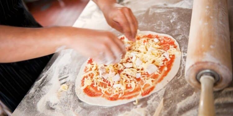 Parceria oferece curso gratuito de Pizzaiolo e Panificação para jovens de 14 a 17 anos