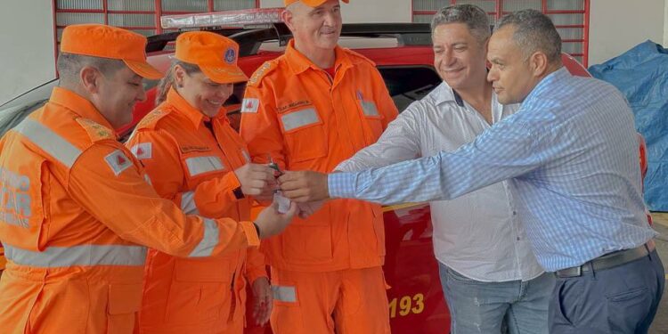 Prefeitura entrega viatura e renova convênio com o Corpo de Bombeiros em Araxá