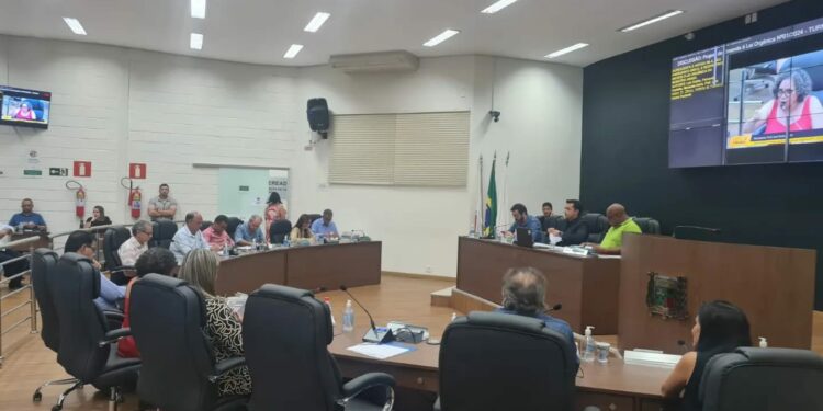 Decisão judicial suspende andamento de Comissão Processante da Câmara Municipal