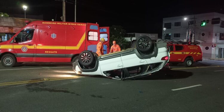 Capotamento deixa três pessoas feridas na Avenida Senador Montandon
