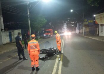 Batida de motocicleta contra poste deixa jovem em estado grave em Araxá