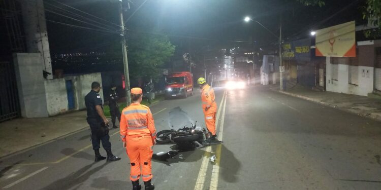 Batida de motocicleta contra poste deixa jovem em estado grave em Araxá