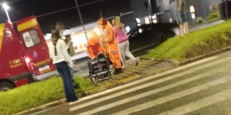 Adolescente que estava na garupa de moto fica ferida em batida na Avenida Imbiara