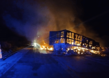 Colisão e incêndio: homem morre após acidente entre carreta e bitrem na BR-262