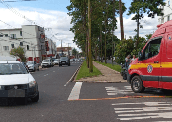 Mulheres ficam feridas após batida entre carro e moto na avenida Imbiara